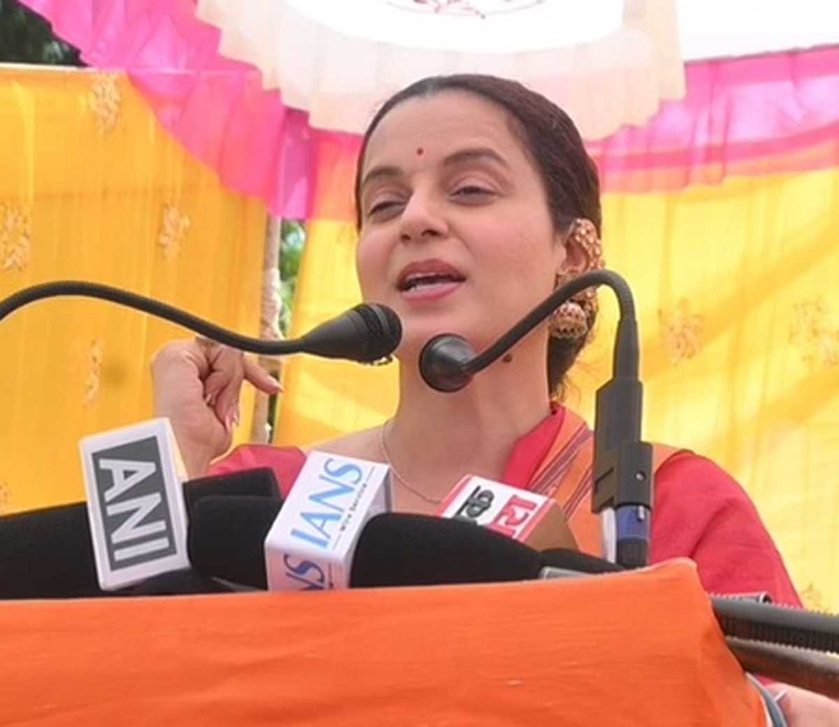 नेहरू ने अंबेडकर को क‍िया अपमानित, जबकि पीएम मोदी ने क‍िया सम्मानित : कंगना रनौत